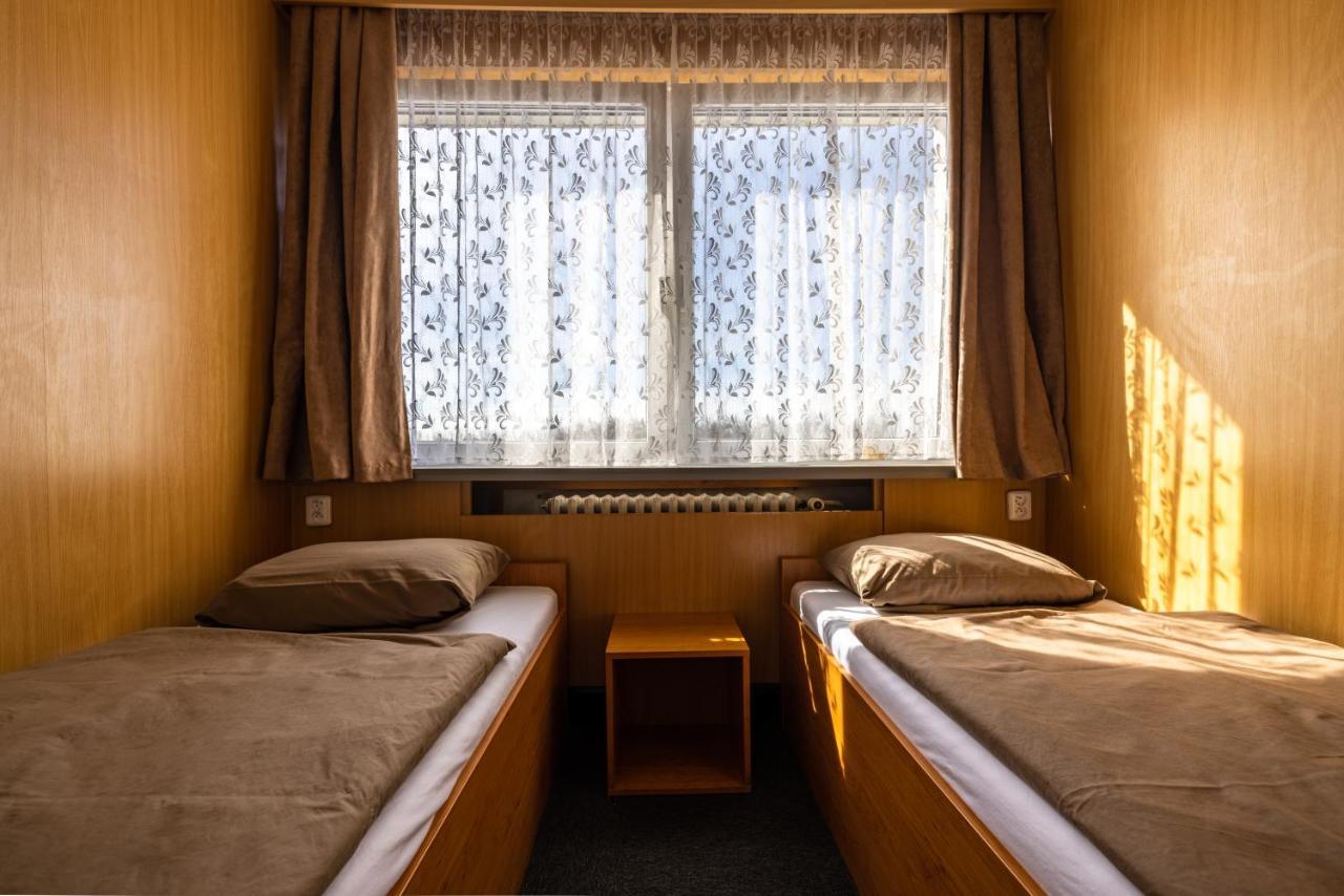 Hotel Zimni Stadion Slaný エクステリア 写真