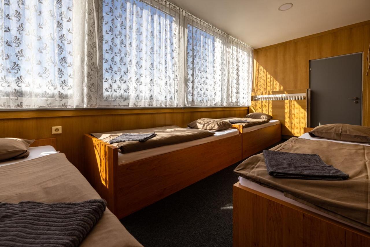 Hotel Zimni Stadion Slaný エクステリア 写真